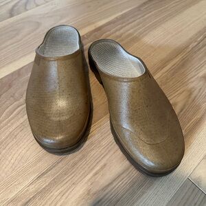 Gardenheir French recycled hemp mules in sepia